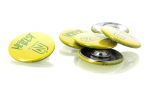 Panachage de badges ronds 38mm avec attaches aimantées rondes.
Visuel : 'Logo Hellfest X Logo FC Nantes en vert sur fond jaune'.