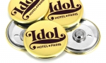Panachage de badges ronds 56mm sur fond or avec attaches aimantées rondes.
Visuel : 'Logo Idol, Hotel Paris.'
