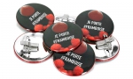 Panachage de badges ronds 63mm avec attaches pinces crocodiles.
Visuel : 'Je porte #franboise.'