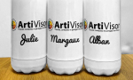 Panachage de gourdes 500ml blanches.
Différents visuels : 'Logo ArtiVisor avec nominatif en dessous : Julie, Margaux et Alban'.