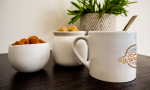 Mini mug céramique brillant.
Visuel : 'Photo du mini mug sur une table avec assortiment de petit déjeuner'.