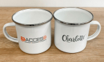 Mug émaillé bord acier.
Visuel : 'Recto logo Acces9 en gris et orange, agencement-rénovation-accessibilité. Verso nominatif avec calligraphie grise : Charlotte'.