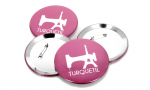 Panachage de badges ronds 100mm.
Visuel : 'Logo Turquetil avec une machine à coudre en blanc sur fond rose'.
