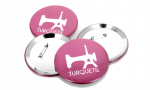 Panachage de badges ronds 100mm.
Visuel : 'Logo Turquetil avec une machine à coudre en blanc sur fond rose'.
