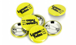 Panachage de badges ronds 32mm.
Visuel : 'Logo KO KO MO, Lemon Twins en noir sur fond jaune'.