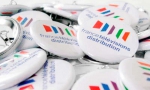 Panachage de badges ronds 32mm. 
Visuel : 'Logo de France Télévisions Distribution.'