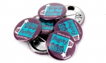 Panachage de badges ronds 32mm. 
Visuel : 'Logo Derby Factory, Roller Derby Owned.'