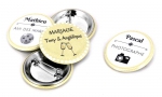 Panachage de badges ronds 38mm. 
Différents visuels : 'Nominatif, plusieurs prénoms pour un mariage.'