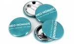 Panachage de badges ronds 38mm. 
Visuel : 'Logo Neo-Nomade, Work Outside the Box.'