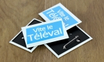 Panachage de badges rectangles 68x45mm.
Visuel : 'Vite le Téléval.'
