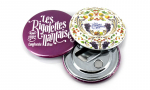 Panachage de décapsuleurs ronds aimantés 56mm.
Différents visuels : 'Logo Les Rigolettes Nantaises en blanc sur fond violet. Logo Les Rigolettes Nantaises en bleu entouré d'un dessin élégant de lignes et fruits vintage'.