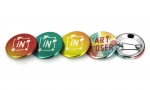 Panachage de badges ronds 32mm sur fond métal.
Différents visuels : 'Logo Intuitis.'