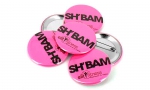 Panachage de badges ronds 56mm sur fond fluo rose.
Visuel : 'Logo Elit'fitness, retrouvez le sourire, Sh'bam.'