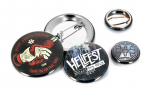 Panachage de badges multiformats.
Différents visuels : 'Logo Hellfest 14è blanc sur fond bleu-noir déchiré, sigle Hellfest bleu-noir déchiré et illustration d'une poignée de main humaine et squelette beige et rouge'.