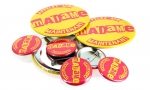 Panachage de badges multiformats.
Différentes couleurs : 'Appelez-moi Madame maintenant.'