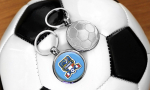 Porte-clés métal en forme de ballon de foot 33mm.
Visuel : 'Photo du porte-clé recto avec drapeau français de foot et verso métallique en forme de ballon de foot. Le tout posé sur un ballon ballon de foot'.